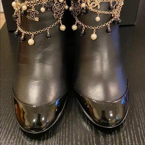 Chanel lambskin & patent calfskin black ankle boot - Picture 2 of 11